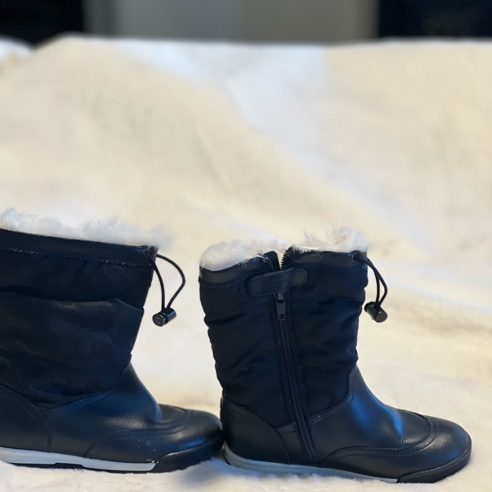 Gucci navy boots for toddler girls, in excellent condition, worn a few time. - Picture 2 of 5